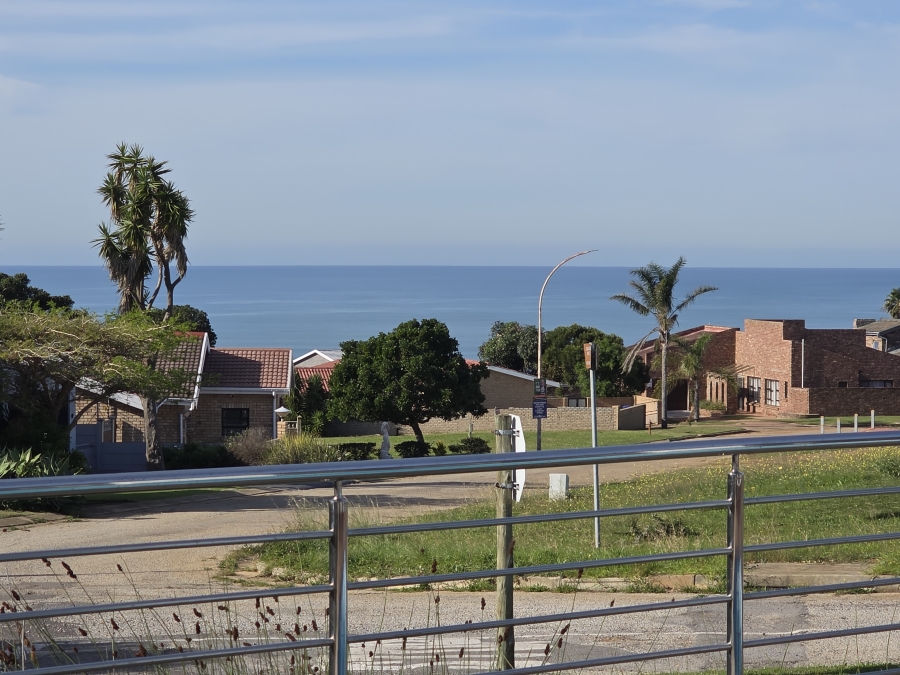 3 Bedroom Property for Sale in Wavecrest Eastern Cape